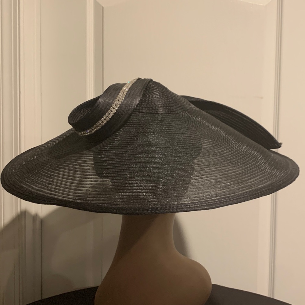 Elegant Black Wide-Brim Hat - Picture 3 of 4